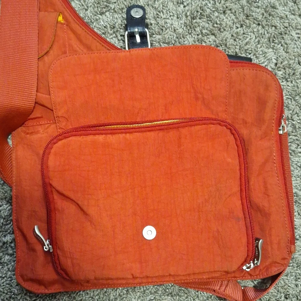 Baggallini medium crossbody zip canvas bag - brick red - Picture 6 of 12